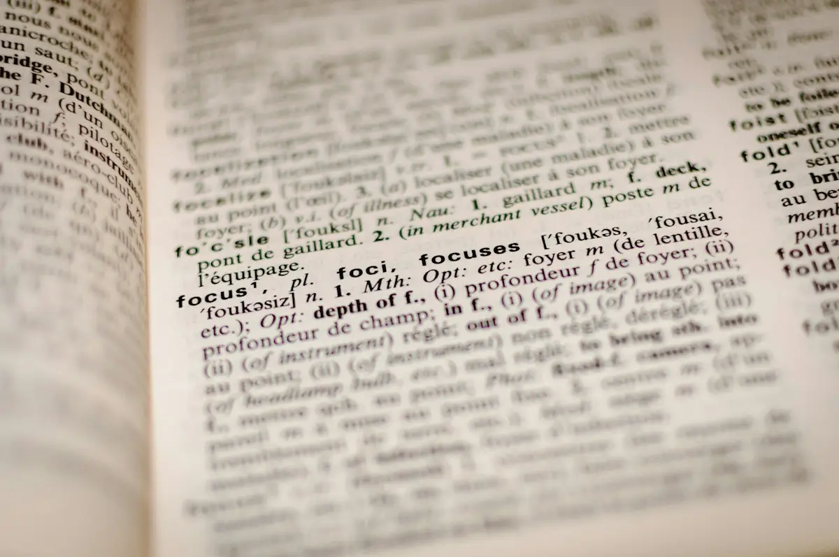 La page d’un dictionnaire anglais vue de très près, le mot focus net au milieu des définitions floues
