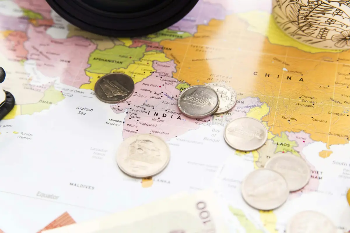 Un tas de pièces de monnaie posé sur une carte routière dépliée