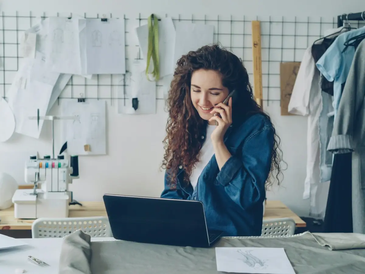 Une créatrice indépendante au travail dans son atelier