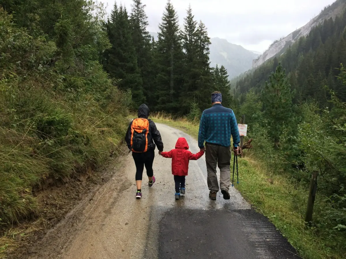 Une famille marchant sur un chemin de montagne